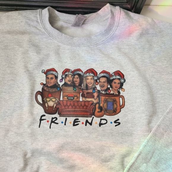 Friends Christmas Crewneck - Picture 4 of 5